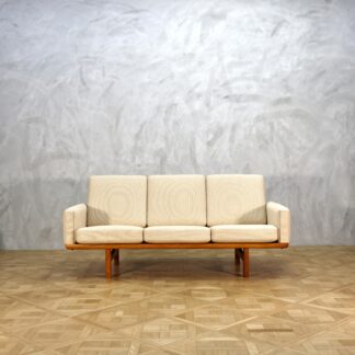 Hans J. Wegner GE235 Sofa Oak