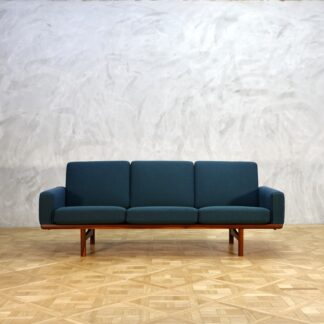 Hans J. Wegner GE236 Sofa Teak