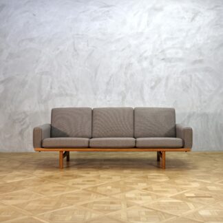 Hans J. Wegner GE236 Sofa Oak